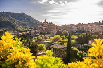 Obraz premium Cityscape of Valldemossa, Majorca during sunset, horizontal shot, flowers in front, Mallorca