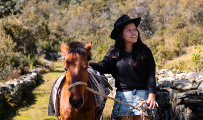 joven viajera con sombrero y su fiel caballo, Aventura en la naturaleza, Espíritu libre chica viajera con sombrero negro y caballo en un paraje natural.