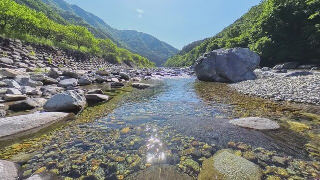 美しい岐阜県の小坂川の河岸をアクションカムでドローンの空撮みたいに撮った映像