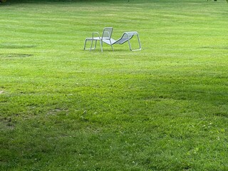 Zwei freie Liege  auf der gr&uuml;nen Wiese