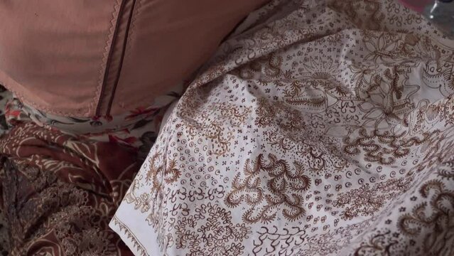 The technique of making batik by writing using a canting tool. Canting consists of nyamplung, cucuk, gagang or handles made of copper, bamboo and wax. 