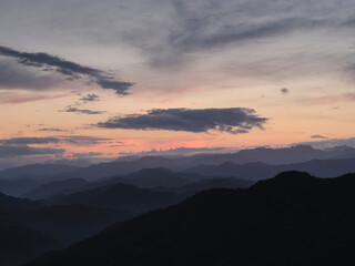 朝日が昇るころの空の色