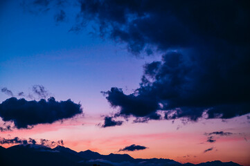 夕暮れ時の空と北アルプス