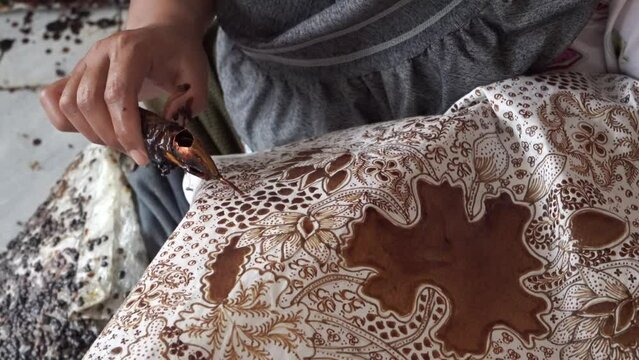 The technique of making batik by writing using a canting tool. Canting consists of nyamplung, cucuk, gagang or handles made of copper, bamboo and wax. 