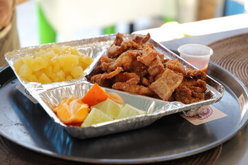 Pork portion in the form of an appetizer. dish with cassava and lemon