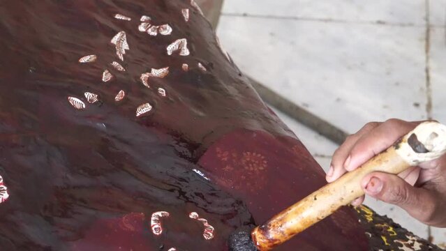 The technique of making batik by writing using a canting tool. Canting consists of nyamplung, cucuk, gagang or handles made of copper, bamboo and wax. 