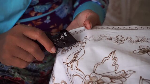 The technique of making batik by writing using a canting tool. Canting consists of nyamplung, cucuk, gagang or handles made of copper, bamboo and wax. 