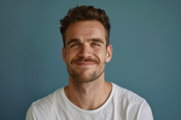 Obraz premium A close up portrait of a young man with a subtle smile