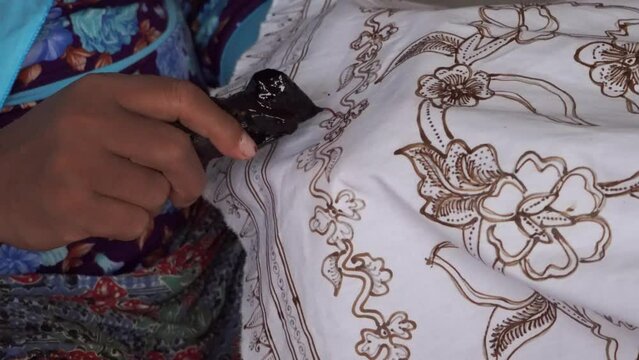 The technique of making batik by writing using a canting tool. Canting consists of nyamplung, cucuk, gagang or handles made of copper, bamboo and wax. 