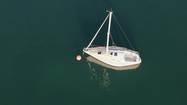 Bateau ancr&eacute; qui tangue