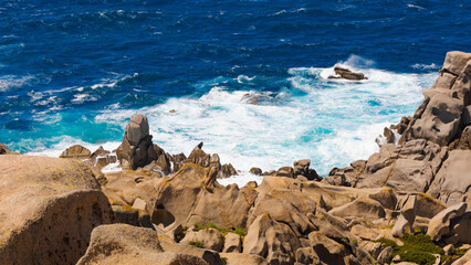 Costa del Cabo Testa en Cerde&ntilde;a, Italia, durante la primavera. Impresionantes formaciones rocosas emergen del mar Mediterr&aacute;neo azul profundo, con olas blancas rompiendo contra ellas. 