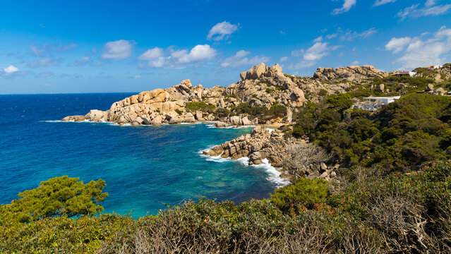  Vista impresionante del Cabo Testa en Cerde&ntilde;a, Italia, en primavera. Formaciones rocosas escarpadas se extienden hasta el mar azul intenso. 