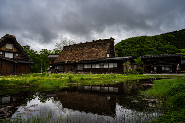 Obraz premium It is a traditional house in the Shirakawago area, a UNESCO World Heritage Site. It is called Godshomura in Japanese and was built to reflect the characteristics of snowy areas.