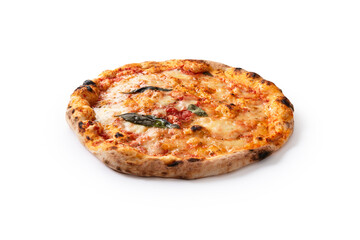 Pizza margherita intera e isolata su fondo bianco, cibo italiano, gastronomia europea 