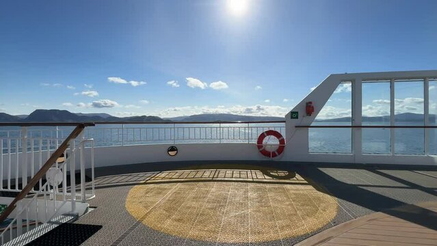 Auf Schiffsdeck bei Sonnenschein