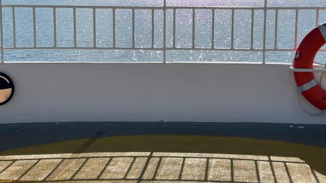 Auf Schiffsdeck bei Sonnenschein
