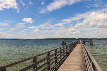 Fototapeta premium Sommer am Starnberger See; Weiter Horizont vom Ambacher Steg