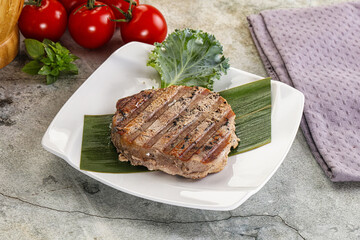Grilled tuna medallion in the plate