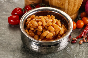 Canned beans in tomato sauce