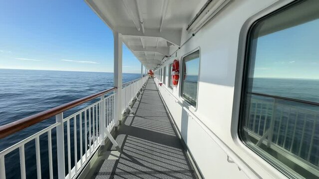 An der Reling auf Kreuzfahrtschiff