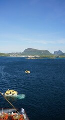 Tenderboote auf dem Weg zum Hafen in Leknes, Lofoten