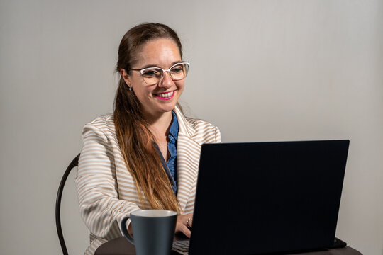 Mujer secretaria trabajando con su laptop