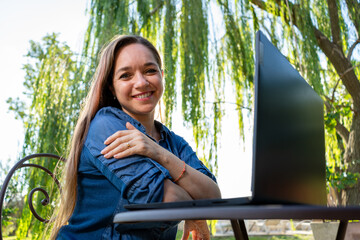 Mujer feliz trabajando en el jardín de su casa