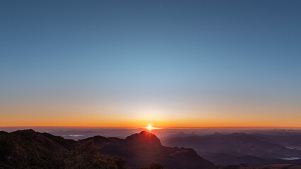 Panorâmica das Montanhas da Mantiqueira no nascer do sol