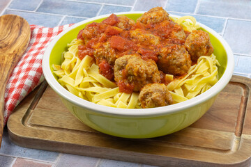 boulettes de viande à la sauce tomate et tagliatelles