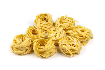 pâtes tagliatelles crues, en gros plan, isolées sur un fond blanc