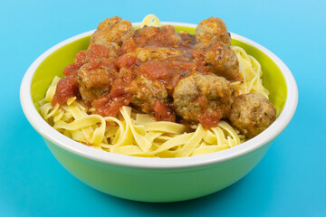 boulettes de viande à la sauce tomate et tagliatelles
