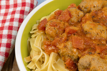 boulettes de viande à la sauce tomate et tagliatelles