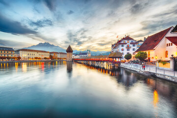 Fototapeta premium Marvelous historic city center of Lucerne with famous buildings and old wooden Chapel Bridge (Kapellbrucke)
