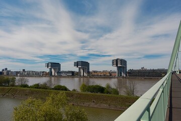 Panorama von Köln mit Rhein und Kranhäuser