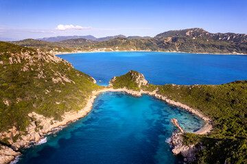 Traumhaft schöne Bucht Porto Timoni an der Küste Korfus aus der Luft gesehen