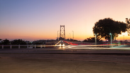 Florianopolis tráfego  de carros e o  crepúsculo na ponte Hercílio luz de  Florianópolis Santa...