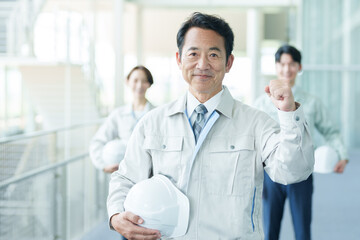 ガッツポーズをするエンジニア　作業員