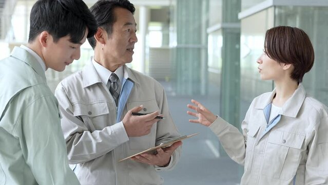 プラントで打ち合わせをするエンジニア 技術者 現場作業員