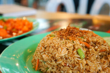 マレーシアの伝統的な醤油味が強いチャーハン