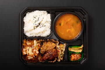 ［韓国料理弁当］チゲとチーズトッポギ　ヤンニョムチキン弁当