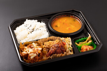 ［韓国料理弁当］チゲとチーズトッポギ　ヤンニョムチキン弁当