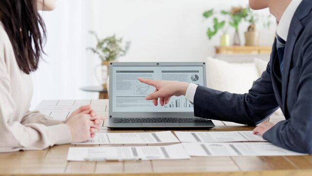 パソコンでプランを説明するビジネスマン