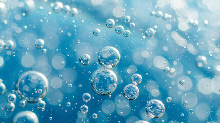 炭酸の泡が輝く背景にグラスに注がれたソーダとボトル、炭酸飲料の夏イメージ_炭酸水・ラムネ・プール