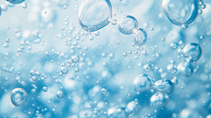 炭酸の泡が輝く背景にグラスに注がれたソーダとボトル、炭酸飲料の夏イメージ_炭酸水・プール・海