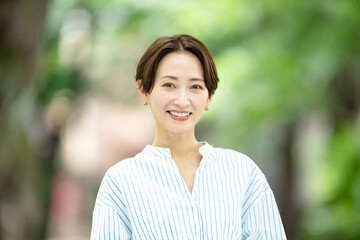 タイトル 新緑の中にいる女性　ビューティー