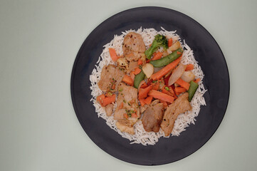 Slices of satay pork with vegetables and streamed white rice