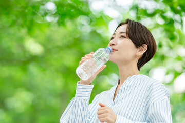 タイトル	水を飲む女性　新緑
