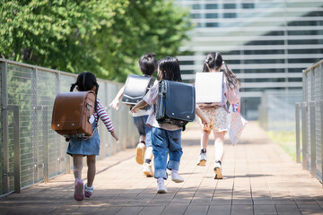 登校、下校する元気に走る小学生ランドセルの後ろ姿複数の顔無しの全身