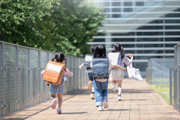 登校、下校する元気に走る小学生ランドセルの後ろ姿複数の顔無しの全身