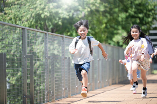 ランドセルを背負って走る、ダッシュする小学生の全身 未来や希望、元気なイメージ - Powered by Adobe